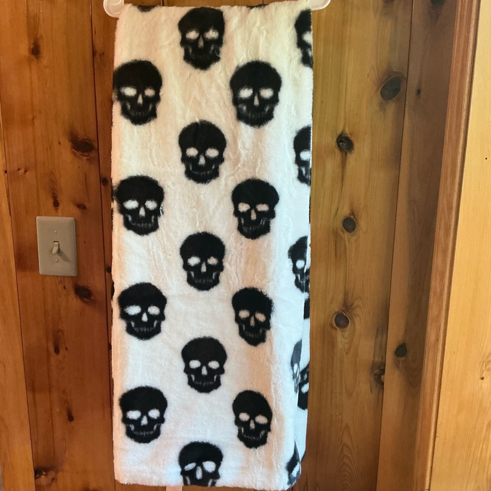 RACHEL ZOE 50” x 70” Koda Faux Fur Skulls Halloween Throw
